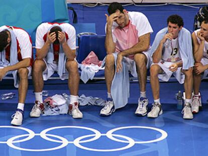 Los jugadores de la selección española de baloncesto, desolados tras la derrota contra los norteamericanos en los cuartos de final.