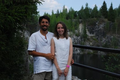 Juan Gual y su mujer, Polina, en Ruskeala, en la Rep&uacute;blica de Carelia, cerca de la frontera con Finlandia, la regi&oacute;n de donde ella procede.
 
 