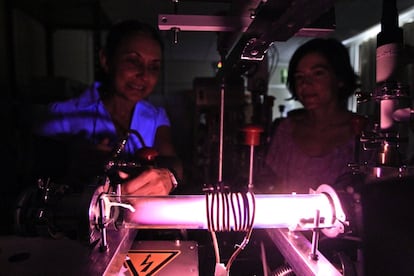 Las investigadoras Isabel Tanarro y Belén Maté en el Laboratorio de Plasmas Fríos del Instituto de Estructura de la Materia del CSIC.  Los plasmas constituyen las estrellas y las ionosferas planetarias y son relevantes en un gran número de procesos tecnológicos y en los estudios de fusión nuclear controlada. Para la obtención de estos plasmas en el laboratorio, se emplean descargas en corriente contínua producidas en cátodo hueco. El trabajo del grupo está dirigido al diagnóstico y modelado de distintos tipos de plasmas.