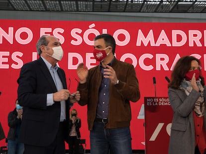 Ángel Gabilondo, Pedro Sánchez y la alcaldesa de Getafe, Sara Hernández, en el mitin de campaña del PSOE en la ciudad del sur de Madrid.