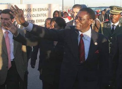 Teodoro Obiang saluda a su llegada a Madrid, durante una visita oficial a España en 2006.