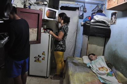 Maikel Pupo y su esposa Yanelis Chacón, recién levantados. En cama, aún dormido, Jeans Pupo, de cinco años.