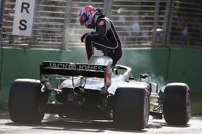 Romain Grosjean saliendo de su monoplaza después del incidente sufrido durante la carrera.