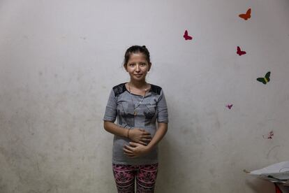 Save the Children da apoyo psicológico a las niñas y adolescentes embarazadas que pasan por el DIF (Centro para Menores Migrantes Detenidos) de Tapachula, en México. Ángela estaba embarazada de 5 meses. Salió de Honduras porque no quería que su bebé creciera en el entorno de violencia y pobreza en el que ella ha crecido. Migró sola. Fue detenida en Tapachula e ingresada en el DIF. Ángela ha sido deportada a su pa’s. "Sueño con darle una oportunidad a mi bebé", asegura. Ángela posa en el interior del DIF de Tapachula, el 24 de agosto de 2018.