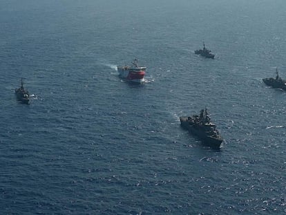 El barco de exploración sísmica 'Oruç Reis', escoltado por buques de la Armada turca, tras partir del puerto de Antalya el 10 de agosto de 2020.
