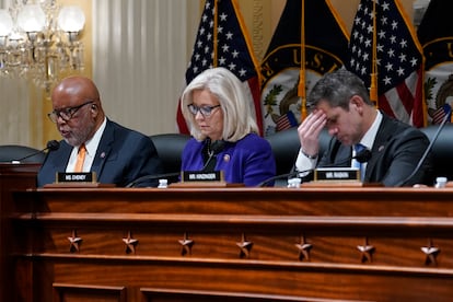 El demócrata Bennie Thompson (a la izquierda) durante una intervención de Liz Cheney en la comisión de investigación del asalto al Capitolio de EE UU. 