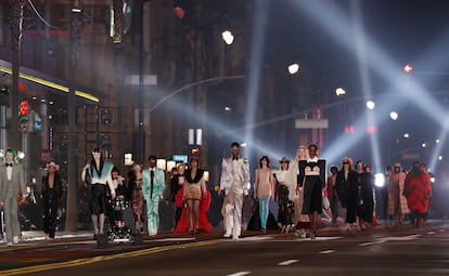 Modelos de Gucci durante el desfiles en Los Ángeles, este martes.