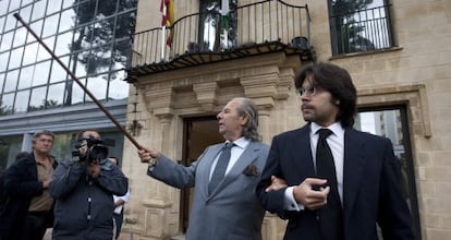  El torero retirado Rafael de Paula, del brazo de su letrado, este viernes ante la Audiencia Provincial de Jerez.