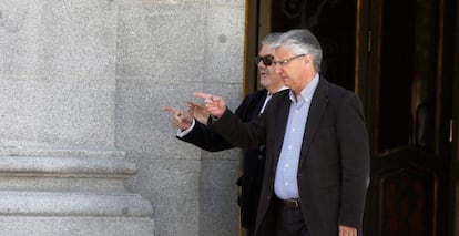 El presidente de la Secci&oacute;n Cuarta de la Sala de lo Contencioso del Tribunal Supremo (TS), Jorge Rodr&iacute;guez-Zapata (izquierda), y el presidente de la Sala Tercera, de lo Contencioso-Administrativo, Luis Mar&iacute;a D&iacute;ez Picazo Gim&eacute;nez, a su salida este domingo del Tribunal Supremo . 