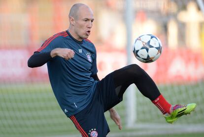 Arjen Robben con el balón durante el entrenamiento previo al partido de vuelta de los octavos de final de la Champions, que enfrentará a su equipo, el Bayern, al Arsenal inglés.