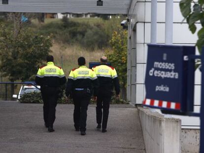 Tres agentes dels Mossos d'Esquadra.