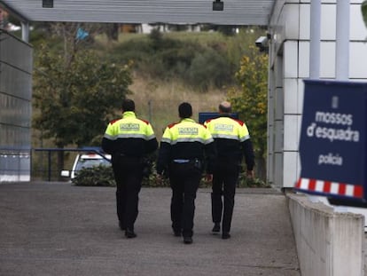 Tres agentes de los Mossos d'Esquadra.