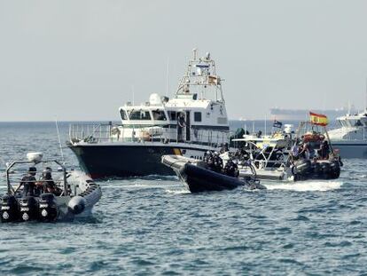 Patrulleras de la Guardia Civil y lanchas de la polic&iacute;a brit&aacute;nica durante una manifestaci&oacute;n de pesqueros en Gibraltar, el pasado agosto.