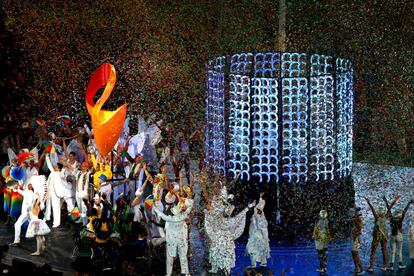 Artistas representan la delegación para los Juegos Olímpicos de Río de Janeiro 2016 en una especie de desfile de Carnaval.