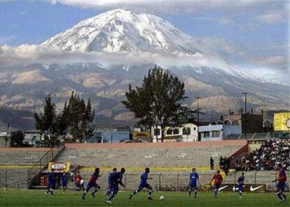 Los brasile?os entrenan en Arequipa, Per, con el volcn Misti de fondo.