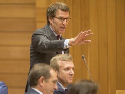 El presidente de la Xunta atribuye la “mentira” a “los periódicos” y evita aclarar en el Parlamento gallego si agotará la legislatura como prometió