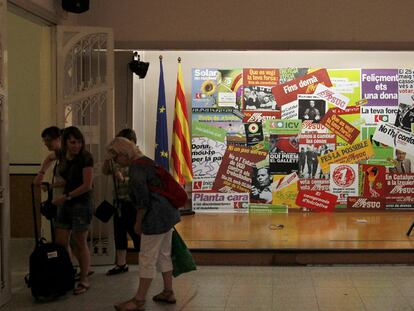 En la imagen, la sala que acogió el comité central del PSUC, hasta ayer sala de reuniones y de prensa de ICV, tras el acto de despedida de la sede.
