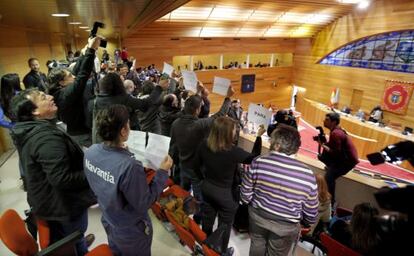 Protesta en la tribuna de invitados del Parlamento gallego, protagonizada por trabajadores del naval de Ferrol y de Universidades.