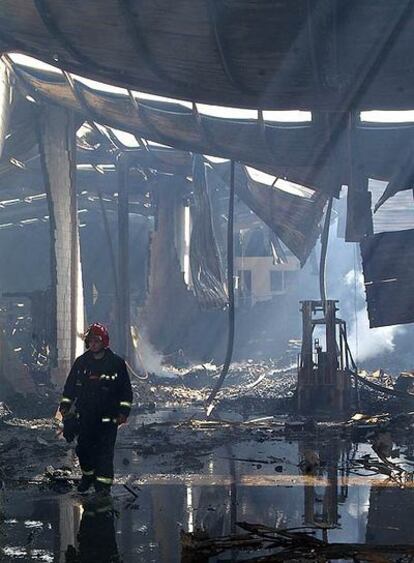 Una de las naves incendidadas, ayer, en el polígono de Meicende, en A Coruña.