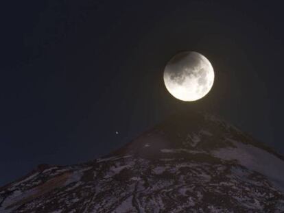 Un eclipse lunar visto desde el Teide en 2014.