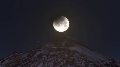 Un eclipse lunar visto desde el Teide en 2014.