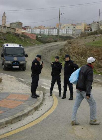 Policías vigilan el barrio del Príncipe, en Ceuta, el día en que se produjo la redada en 2006.