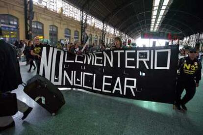 Miembros de la plataforma contra el ATC en Zarra esta mañana en la estación de Valencia.