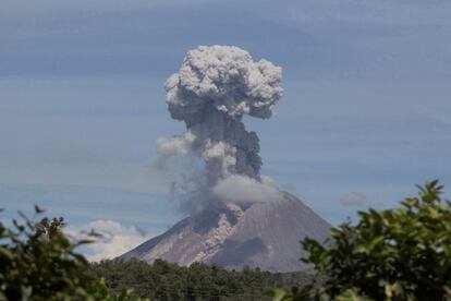 El Monte Sinabung sigue arrojando ceniza tras la erupción de la semana pasada en Karo, al norte de Sumatra, Indonesia. 