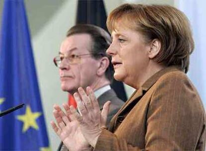La canciller alemana, Angela Merkel, y el vicecanciller y ministro de Trabajo, Franz Müntefering, ayer en Berlín.