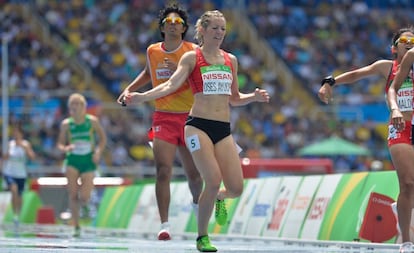 Izaskun Osés (5) cruza la meta tercera en 1.500m.