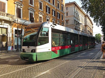 Roma. Tranvía en la céntrica Via Arenula.