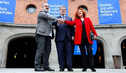 El director de Azkuna Zentroa, Fernando Prez, a la izquierda, con el alcalde de Bilbao, Juan Mari Aburto y la concejala de Cultura Nekane Alonso.