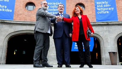 El director de Azkuna Zentroa, Fernando Pérez, a la izquierda, con el alcalde de Bilbao, Juan Mari Aburto y la concejala de Cultura Nekane Alonso.