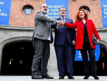 El director de Azkuna Zentroa, Fernando Pérez, a la izquierda, con el alcalde de Bilbao, Juan Mari Aburto y la concejala de Cultura Nekane Alonso.