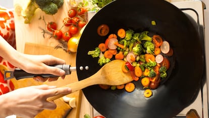 Los sartenes tipo wok reducen el tiempo de cocinado. GETTY IMAGES.