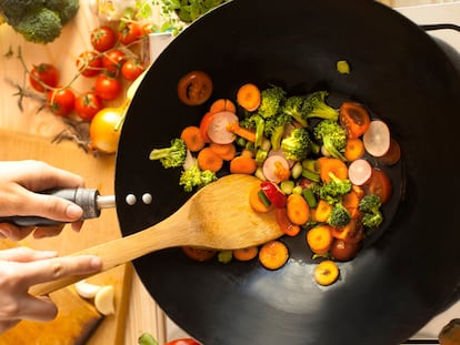 Los sartenes tipo wok reducen el tiempo de cocinado. GETTY IMAGES.