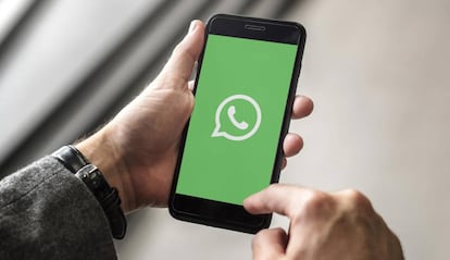 Logo blanco de WhatsApp en un smartphone