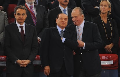 El rey Juan Carlos y el primer ministro Italiano, Silvio Berlusconi, charlan en el palco de la final de la Champions que enfrenta en Roma al Barça con el Manchester United el 27 de mayo de 2009. 