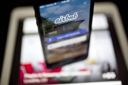 La aplicación Airbnb, que permite compartir alojamiento, abierta en un teléfono móvil.