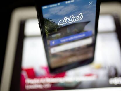 La aplicaci&oacute;n Airbnb, que permite compartir alojamiento, abierta en un tel&eacute;fono m&oacute;vil.