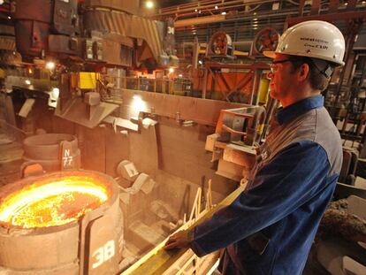 Un trabajador supervisa el fundido del acero en la fábrica de la empresa Voestalpine en Linz.