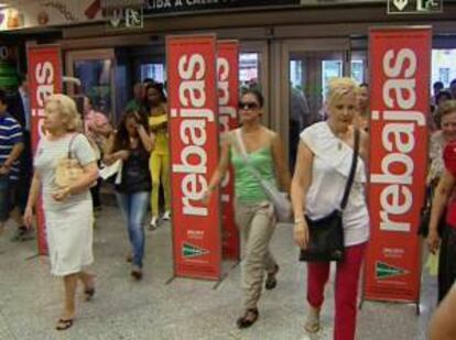 Decenas de personas acceden a un centro comercial de Madrid durante el primer día de rebajas. EFE TV/Archivo