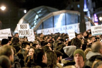 Los manifestantes, a las puertas del metro de Sol.