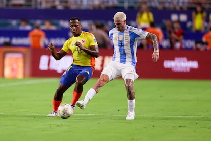 El centrocampista colombiano Jhon Arias pelea el balón con Rodrigo de Paul en la primera mitad de la final de la Copa América en Miami. 