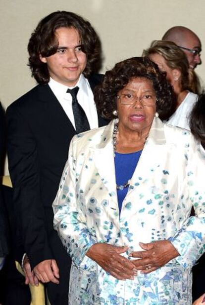 Prince Michael y Katherine Jackson, el hijo mayor y la madre del cantante, en una imagen de junio de 2013.