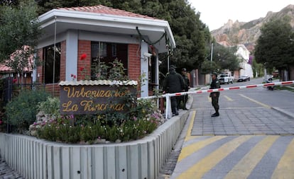 Entrada de la urbanización La Rinconada, donde se encuentra la residencia de la embajadora de México en La Paz.