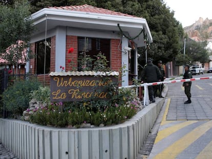 Entrada de la urbanización La Rinconada, donde se encuentra la residencia de la embajadora de México en La Paz.