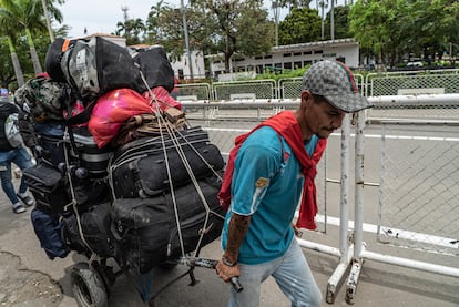 Orlando Velázquez trabaja llevando equipaje en el puente Simón Bolívar, en la frontera de Colombia y Venezuela, el 25 de septiembre.