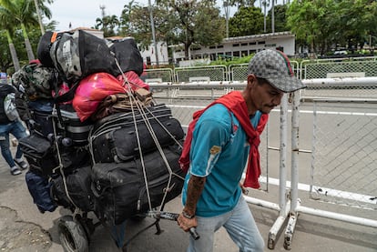 Orlando Velázquez trabaja llevando equipaje en el puente Simón Bolívar, en la frontera de Colombia y Venezuela, el 25 de septiembre.