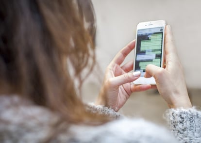 Una mujer participa en un grupo de WhatsApp.